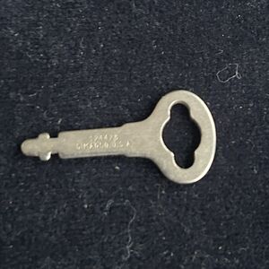 Vtg SINGER flat KEY # 124428 for BENTWOOD CASE lid Genuine Original